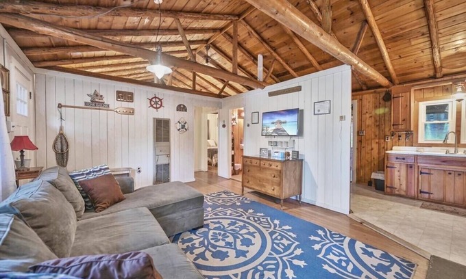 Greentown Cabina | The Cozy Cabin Lakeview cabin in VERY desirable location