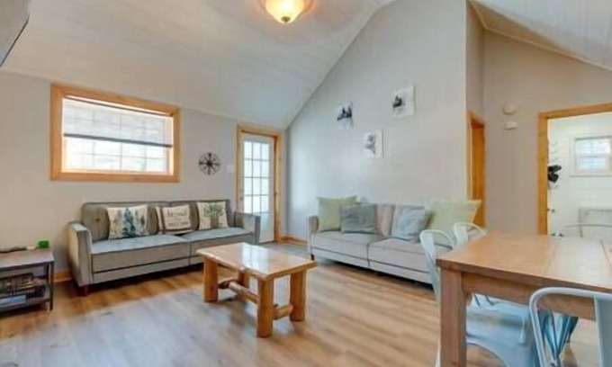 Blakeslee Casa | The Cozy Cabin Romantic Getaway