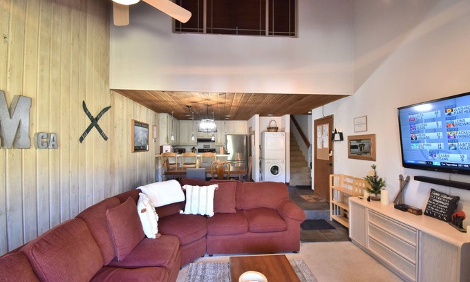 Mammoth Lakes Condominio | The Cozy Canyon Lodge Condo! A Walk to the lifts! Ski in Ski Out