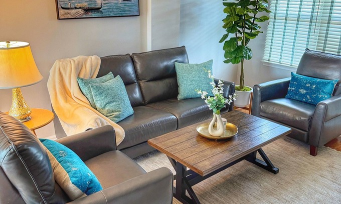 Newark Casa | The Cozy Corner, 2-bedroom townhome in charming Newark with WiFi, and parking