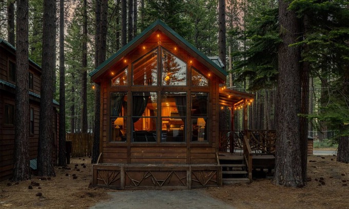 Tahoe Valley Cabina | The Cozy Cub Cabin – 7 Min to Lake