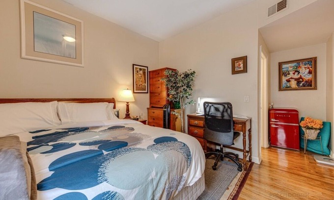 Washington Park Condominio | The Cozy Nest: King Bed in Quiet and Safe Condo by McCormick Place and Midway!