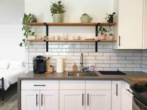 El Camino Village Apartamento | The Cozy Oasis - A Renovated and Modern Studio near LAX + SoFi + Beaches + Freeway