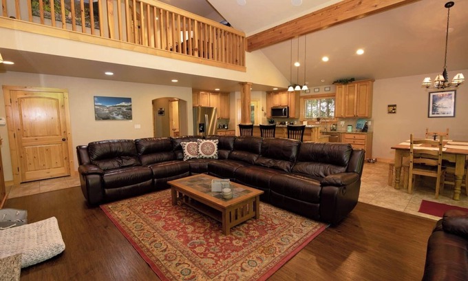 Welches Casa | The Cozy Pines - 5BR, Hot Tub, Fireplace, Games