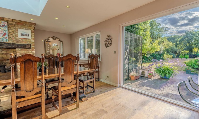 Eltham South Casa | THE COZY RETREAT, Rustic Charm Meets Modern Living (1 Private Bedroom)