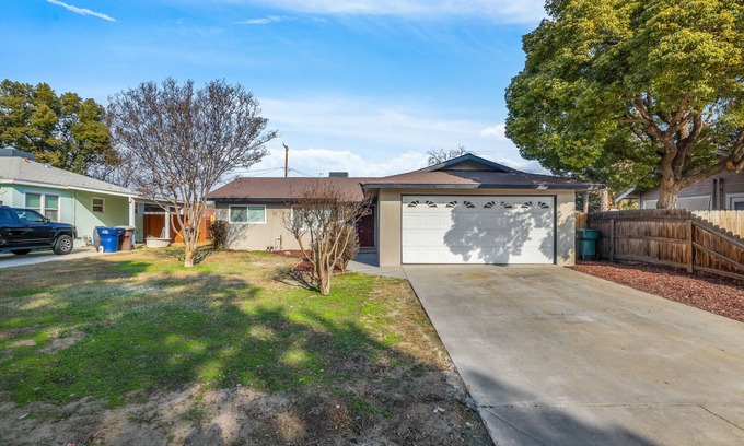 Tulare Casa | The Cozy Rustic Sequoia 🌲 Wi-Fi & 2 🚗 Garage