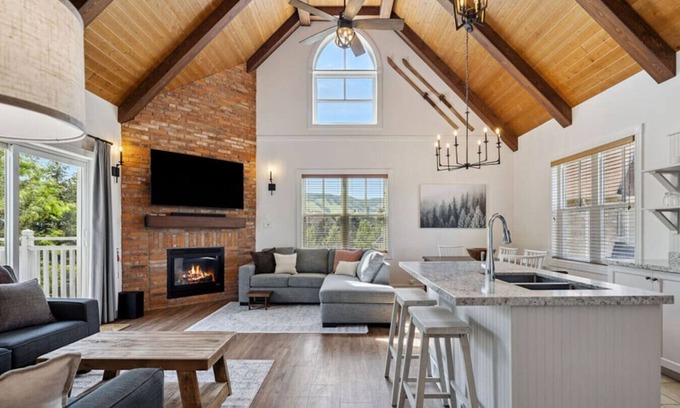 The Blue Mountains Condominio | The Cozy Timber: Mountain Views + Village Shuttle!