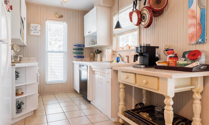 Sailhouse Apartamento | The Crab Resort with a pier, tennis court and pool. Pet friendly!