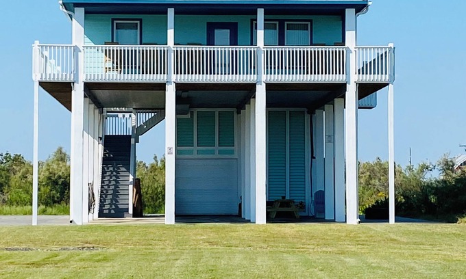 Gilchrist Cabaña | The Crab Shack. 360 degree views of Gulf and Bay. Pickleball! Across from beach!