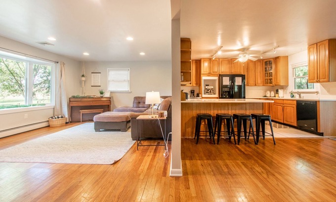 Wagontown Casa | The Creamery Haven- 4 bedroom Home with KING Master Suite & Hot Tub