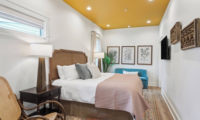 Faubourg Marigny Hotel | The Creole suite - King Suite with kitchenette, at Faubourg Orleans