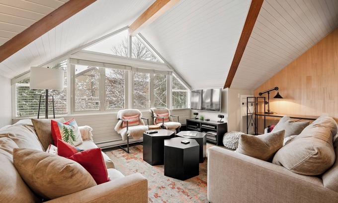 Whistler Cay Heights Condominio | The Crest | Spacious, Central Condo | Free Parking