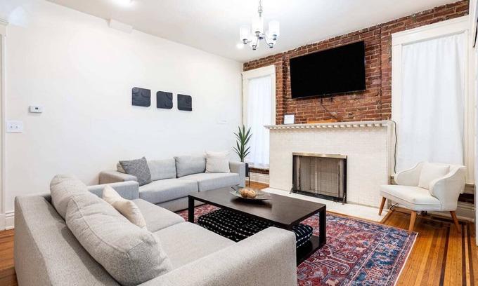 Highlands Casa | The Crimson Cottage in Highlands Neighborhood