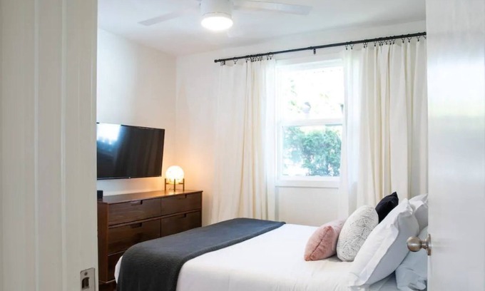 Germantown Apartamento | The Crystal | Lovely, Comfy, & Super Walkable