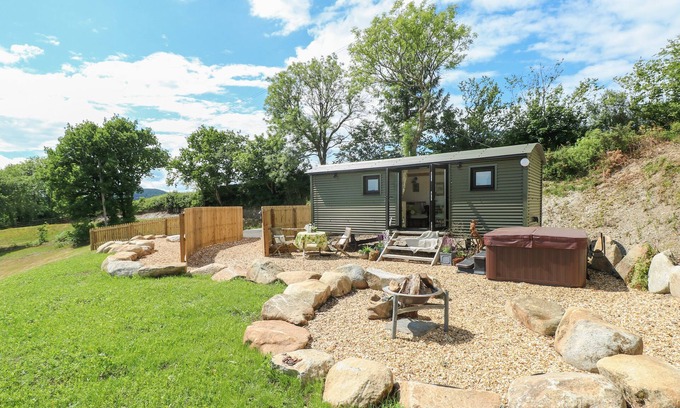 Llanybri Cabaña | THE CWTCH, pet friendly, with hot tub in St Clears