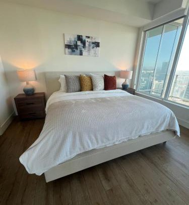 Civic Core Apartamento | The Daisy Bright 2BR Stay in Downtown San Diego