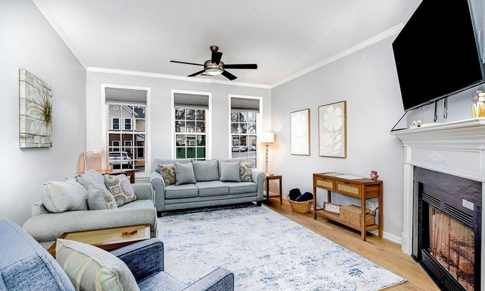 Northwest Raleigh Casa | The Dancing Daisy; Near Airport and Umstead; Well Appointed; Centrally Located