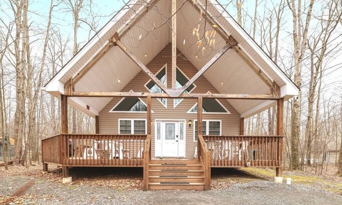 Thornhurst Casa | The Daydream Chalet: Newly installed hot tub!, The Daydream Chalet: A dream in every season! Enjoy s