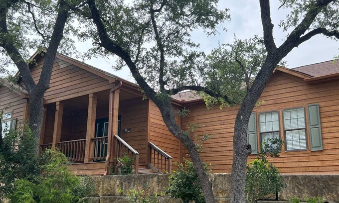 Cross Mountain Casa | The Den - Family friendly, Close to Fiesta Texas