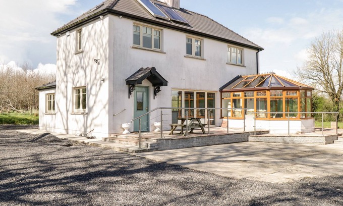 County Cavan Casa | THE DERRIES, pet friendly, with open fire in Ballinagh, County Cavan