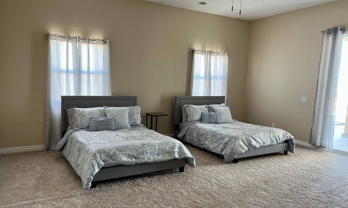 Hesperia Casa | The Desert Den - cozy home with a nice view!