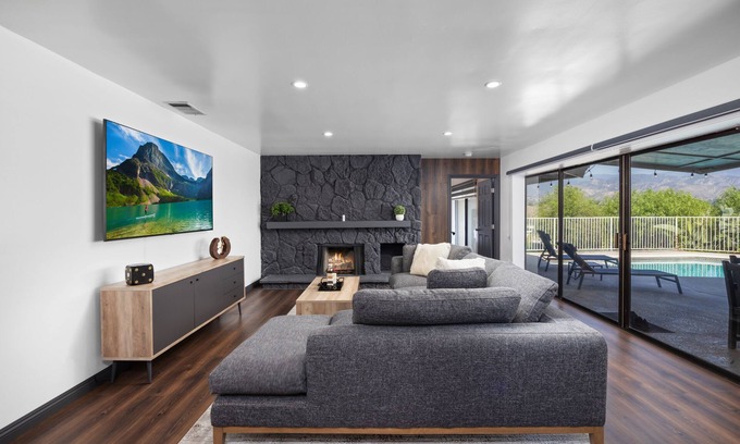 San Bernardino Casa | The Designer Home｜City Skyline Views｜More in LA
