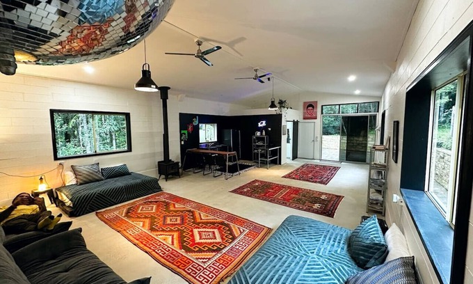 Gleniffer Casa | The Disco Studio - Unique Artist Escape with Swimming Hole