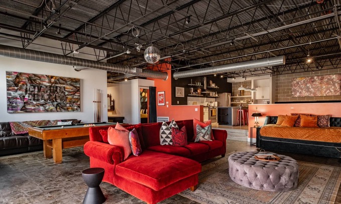 East Downtown Houston Apartamento | Texas Avenue BNB | The Disco Suite