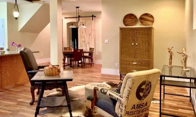 Cowan Casa | The dog-friendly cozy apARTment
