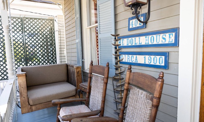 Natchez Casa | The Dollhouse | 3/2 | Walk to Downtown
