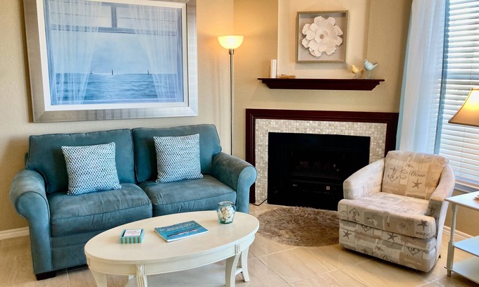 Corpus Christi Condominio | "The Dover" ~ a glimpse of the sea Resort-style condo