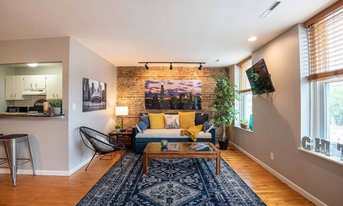Lake Geneva Apartamento | The Downtown Trifecta |Large & Unique Lodging | Perfect for Group Stays |Main St |Parking Included