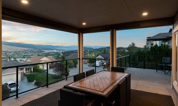 Central Okanagan Casa | The Driftwood | Hot Tub, Wineries & Lakes