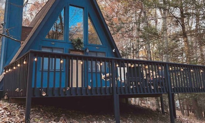 Henryville Cabina | The Eagle's Nest: A Modern A-Frame Retreat