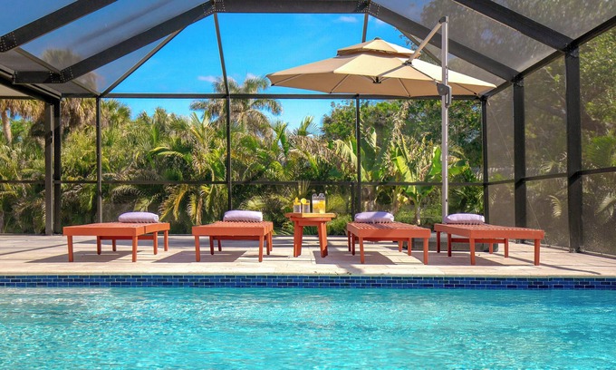 Palm River Estates Casa | "The Edition" HEATED Pool/Spa, 10 min to Beach, Mercato, Naples Park, Sleeps 10