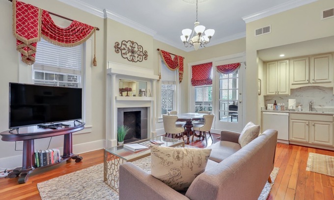 Old West Broad Neighborhood Apartamento | The Elegant Madison Suite on Jones Street