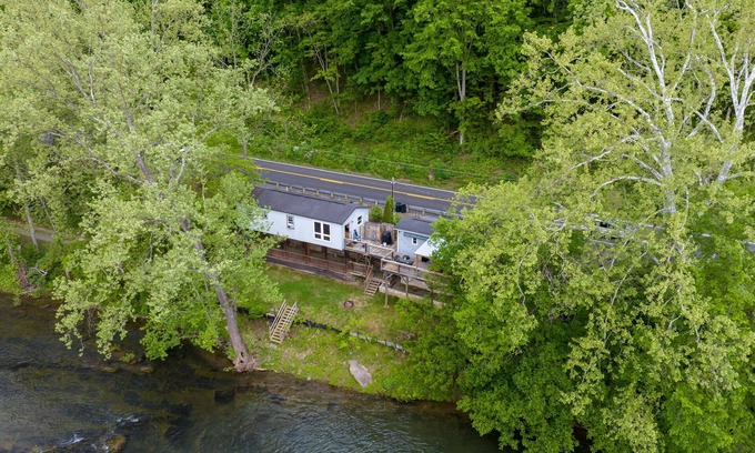 Pence Springs Casa | The Eloise - Stylish 3BR, 2 Bath Cottage on Greenbrier River, WV incl. AC, WiFi
