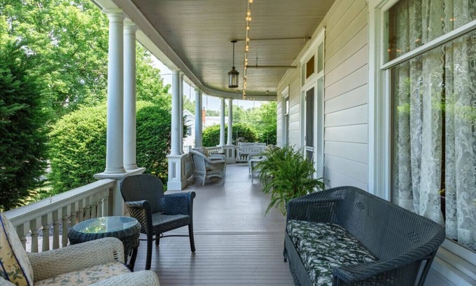 Timberville Casa | The Elora - Spacious Luxury Historic Retreat