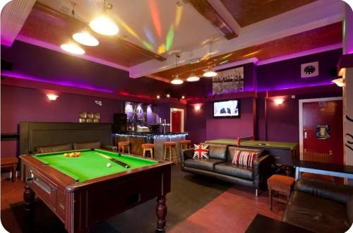 Nottingham City Centre Apartamento | The Emporium Contractors Accommodation - Your own City Centre Self Catering Accommodation by Victoria Centre Shopping Centre with 3 Bathrooms - Full Kitchen to Cook as you would at home - Parking for Cars or High Top Vans at five pounds a day