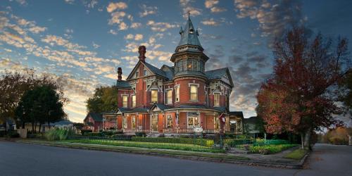 East of Broadway Cama Y Desayuno | The Empress of Little Rock
