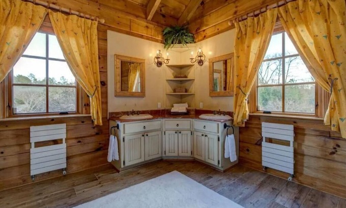 Blythewood Cabina | The Enchanted Acres Estate