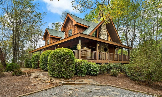 Lake Lure Cabina | Romántica casa de registro con hoguera! El Encantado - Carolina Properties