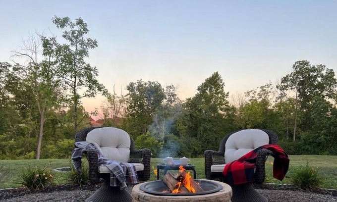 Denver Casa | The Enchanted Hideaway: Comfy King Bed & Fireplace