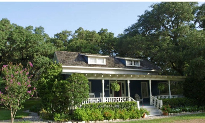 Cat Spring Casa | La Casa Lehmann Romántica Texas Blisswood Bed and Breakfast Ranch