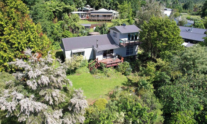 Lake Tarawera Casa | The Enclave | Walk to the Lake + Lake Views!