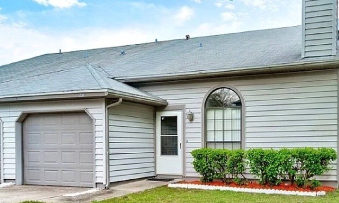 East Arlington Casa | The entire upstairs (2 bedrooms 1 bathroom and sitting room)