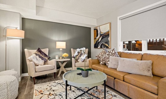 Canmore Chalet De Esquí | The Eros by Samsara SSR Property Management|Private Entry|Panorama Top View|2BR+