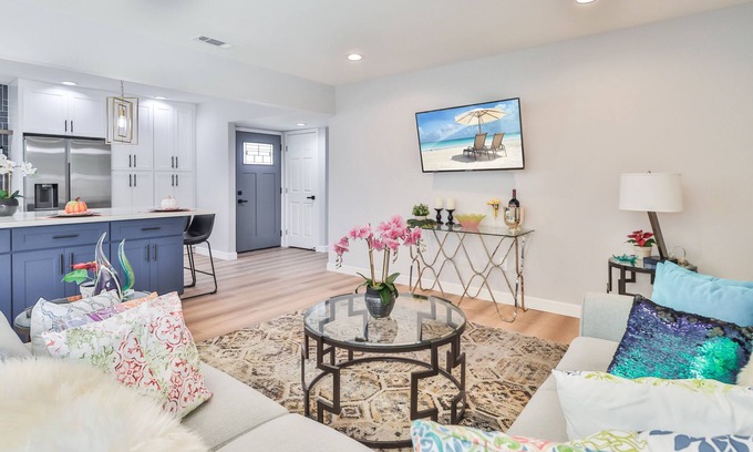 Winnetka Casa | The Escape Luxury Pool Home 30 minutes to Hollywood