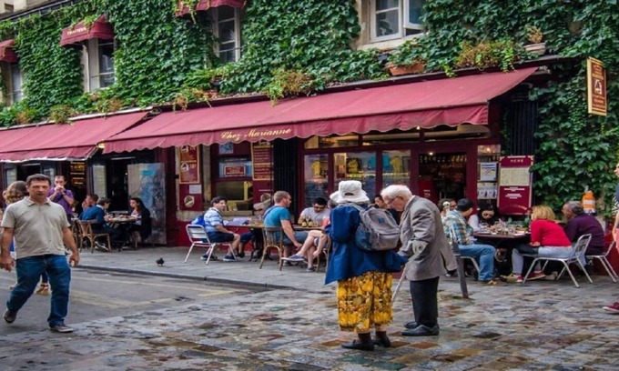 Quartier de la Folie-Mericourt Apartamento | THE ESSENCE OF LE MARAIS & ITS SIGNATURE COBBLED STREETS