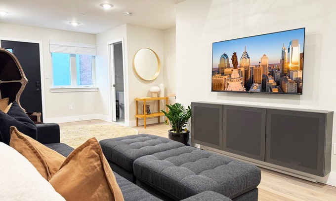 Center City Casa | The Executive/Center-City/3BR/4Bath/Private-Garage